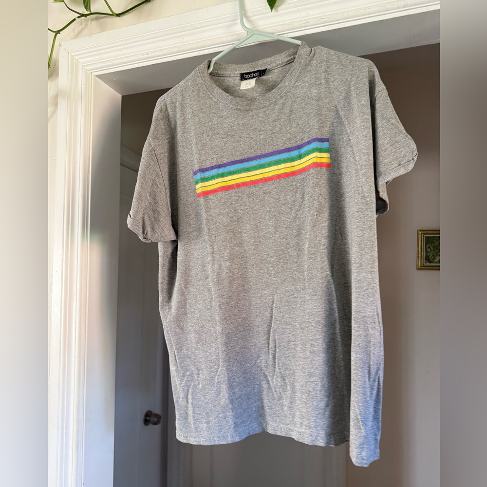 Gray Boohoo T-shirt rainbow graphic size L